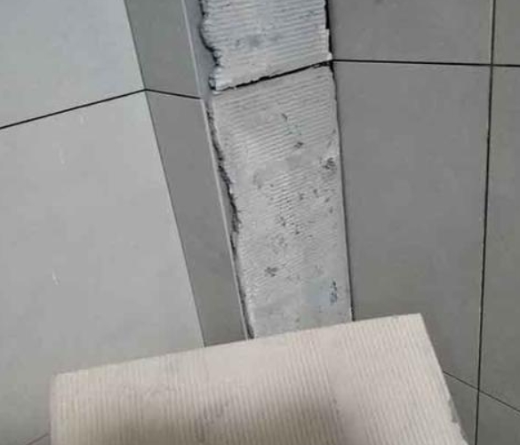 定日瓷砖空鼓维修公司分享下厨房瓷砖脱落的补救措施。